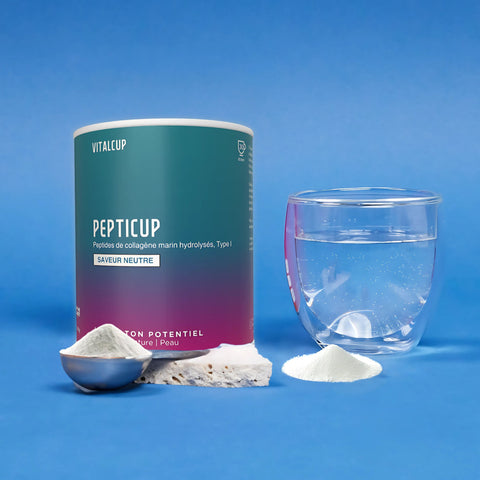 le produit Pepticup, un complément à base de peptides de collagène marin hydrolysés, présenté dans un environnement épuré avec un fond bleu, accompagné d'une cuillère de poudre et d'un verre d'eau pour illustrer son utilisation et sa pureté