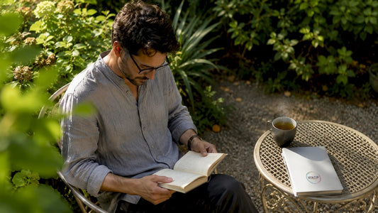 Un homme détendu profite d’un coin lecture baigné de lumière.