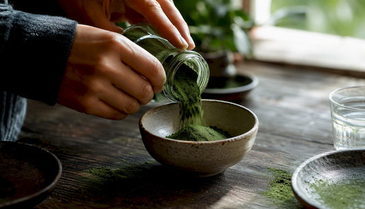 Des mains saupoudrent de la spiruline dans un bol.