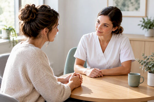 Mère discutant avec une sage-femme
