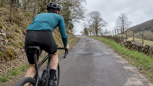 Cycliste en pleine sortie longue d'endurance