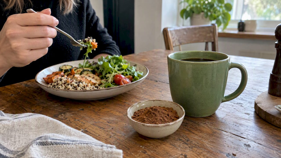 Poudre de guarana près d’un repas et d’une tasse